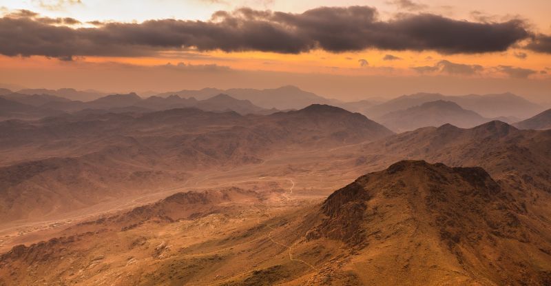 pustynia góry chmury